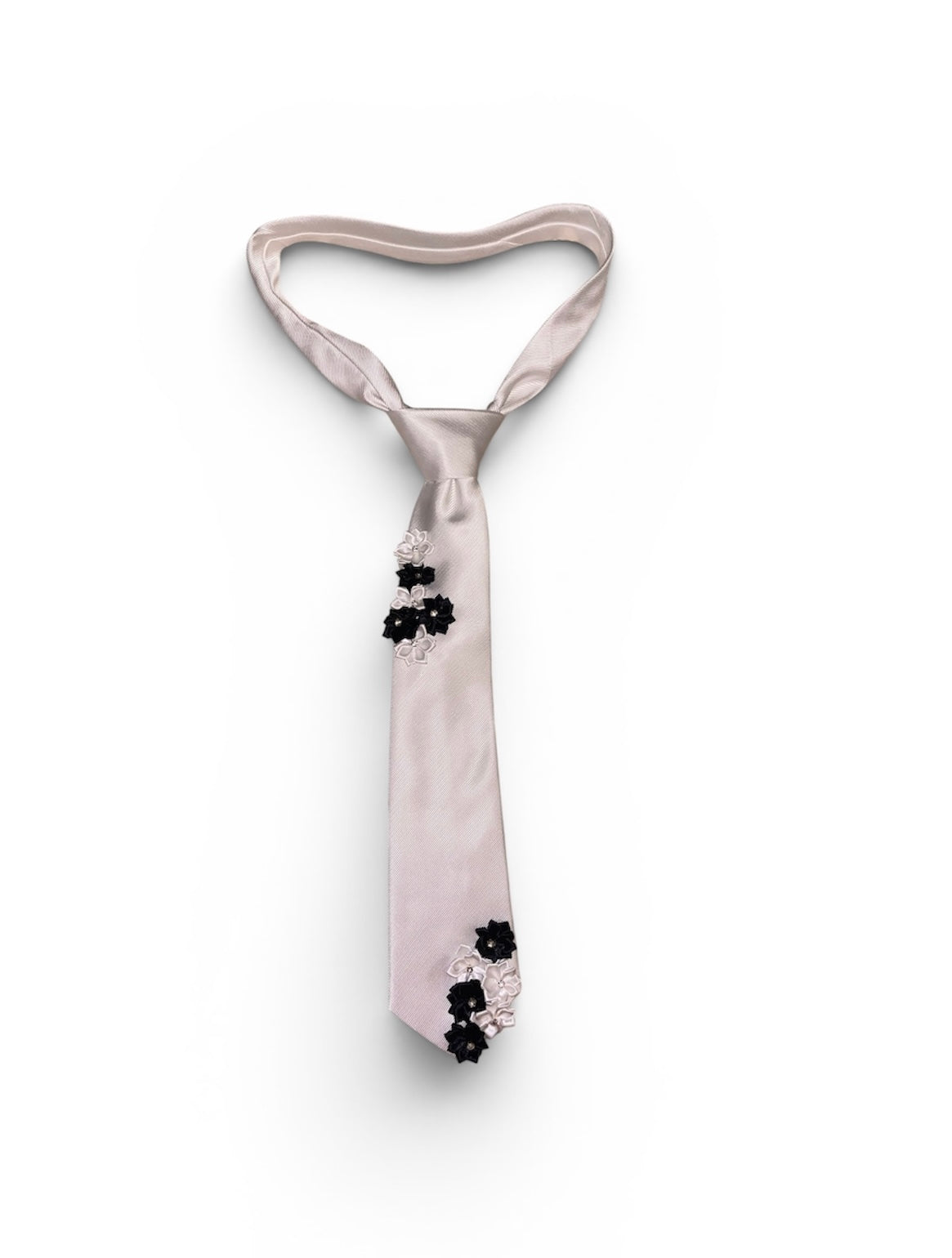 Amour White Tie with Black & White Flowers